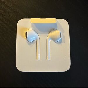 NEW Apple iPhone EarPods With Lightning Connector